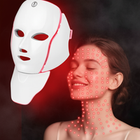 Thumbnail 3 — Model nosi kompletnu masku